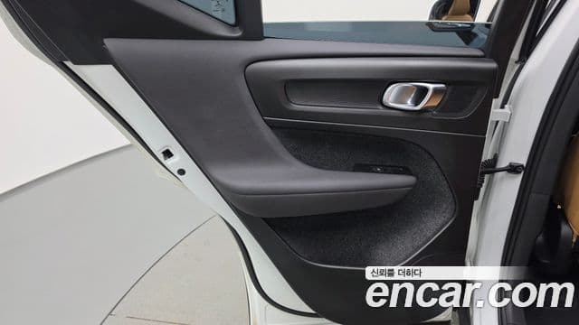 Volvo XC40 2022 — ფოტო 27/27