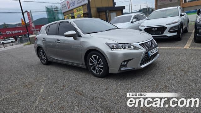 Lexus CT200h 2020 — Photo 1/18