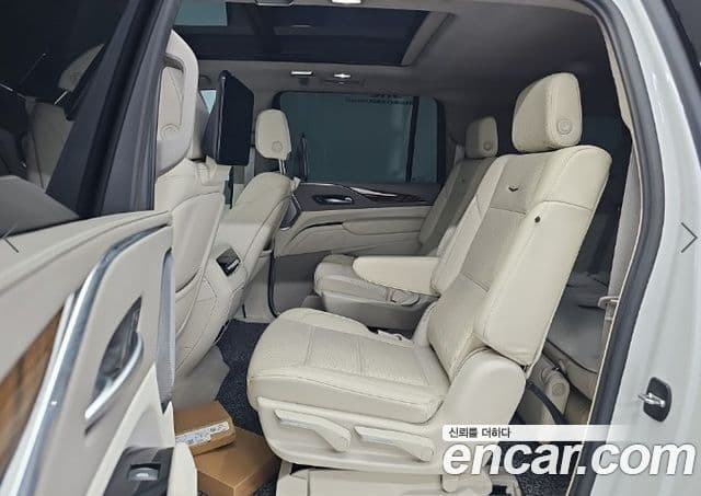 Cadillac Escalade 2023 — Фото 12/19