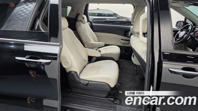 Kia Carnival 2021 — ფოტო 19/35