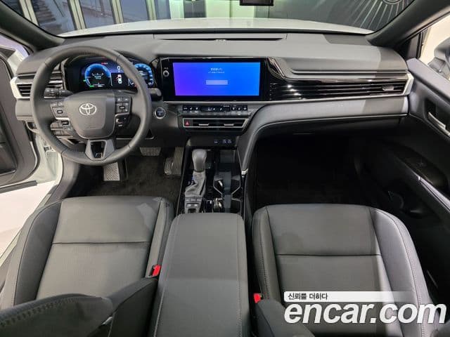 Toyota Camry 2025 — Photo 1/12