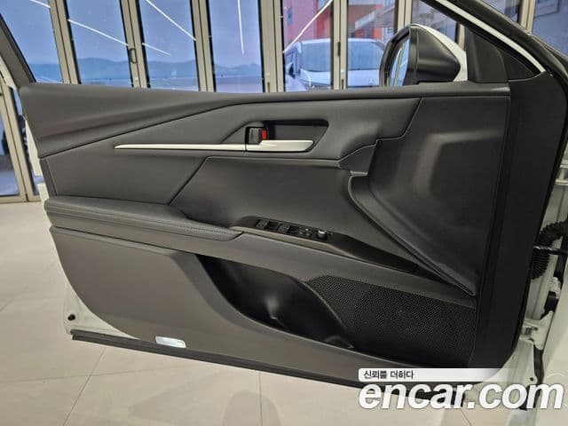 Toyota Camry 2025 — Photo 8/12