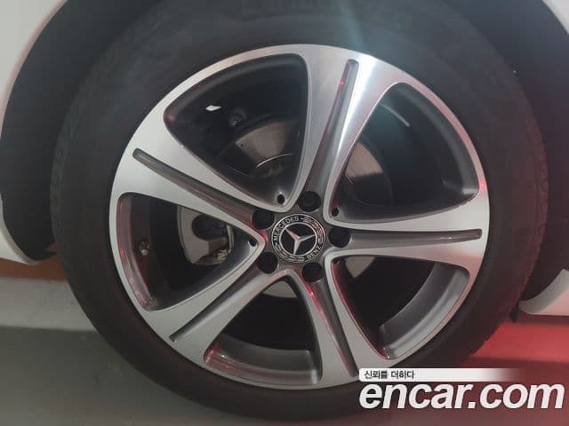 Mercedes-Benz E-Class 2018 — ფოტო 17/18