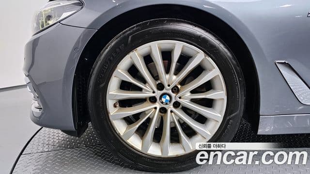 BMW 5 Series 2018 — ფოტო 5/20