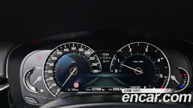 BMW 5 Series 2018 — ფოტო 8/20