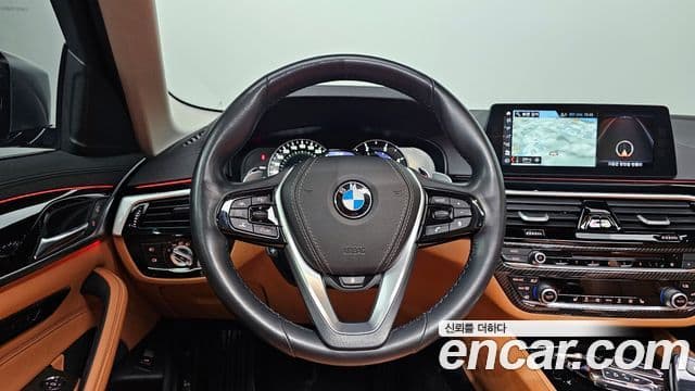BMW 5 Series 2018 — ფოტო 13/20