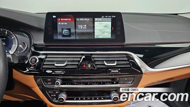 BMW 5 Series 2018 — ფოტო 15/20