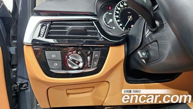 BMW 5 Series 2018 — ფოტო 17/20