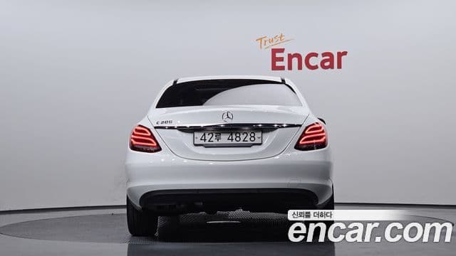 Mercedes-Benz C-Class 2018 — ფოტო 4/20