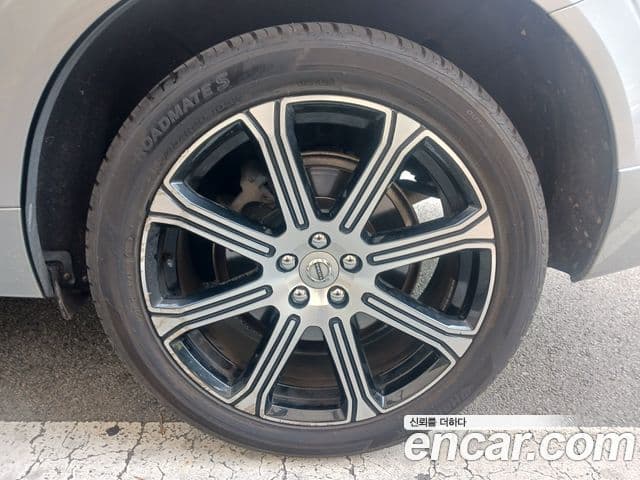 Volvo XC60 2019 — Şəkil 4/17