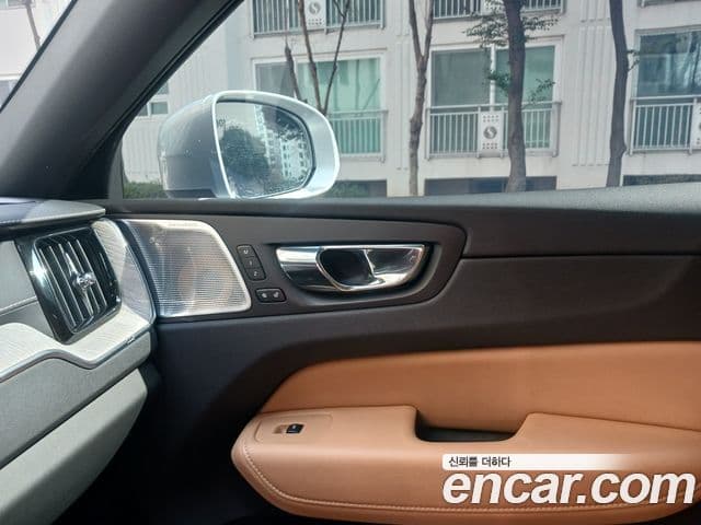 Volvo XC60 2019 — Şəkil 14/17