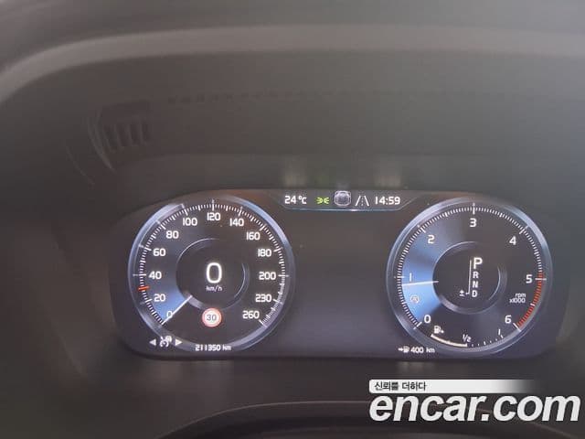 Volvo XC60 2019 — Şəkil 17/17