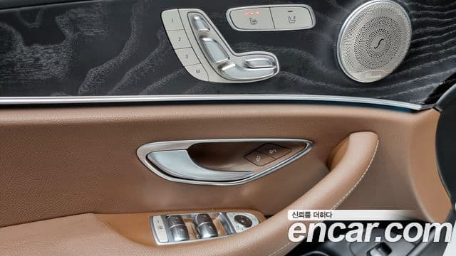 Mercedes-Benz E-Class 2018 — ფოტო 14/20