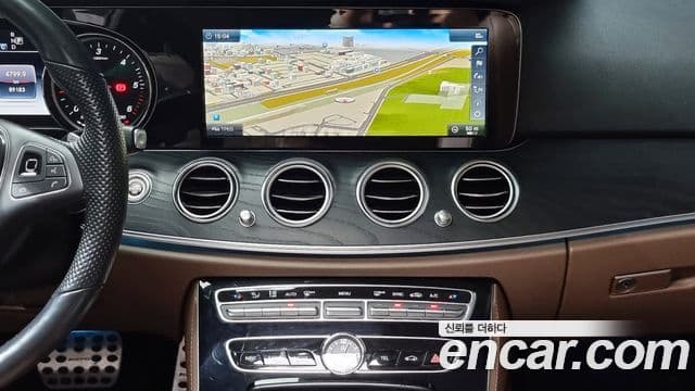 Mercedes-Benz E-Class 2018 — ფოტო 17/20