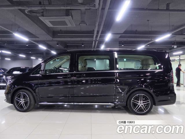 Mercedes-Benz V-Class 2025 — Photo 18/20