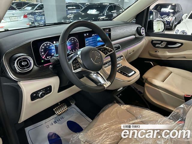 Mercedes-Benz V-Class 2025 — Photo 14/20