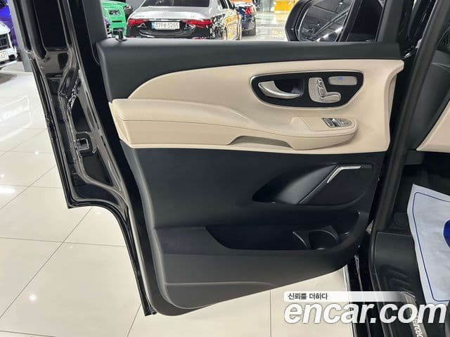 Mercedes-Benz V-Class 2025 — Photo 8/20