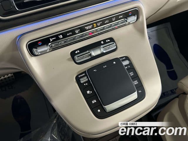 Mercedes-Benz V-Class 2025 — Photo 11/20