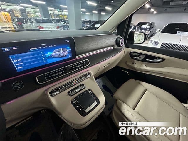 Mercedes-Benz V-Class 2025 — Photo 17/20