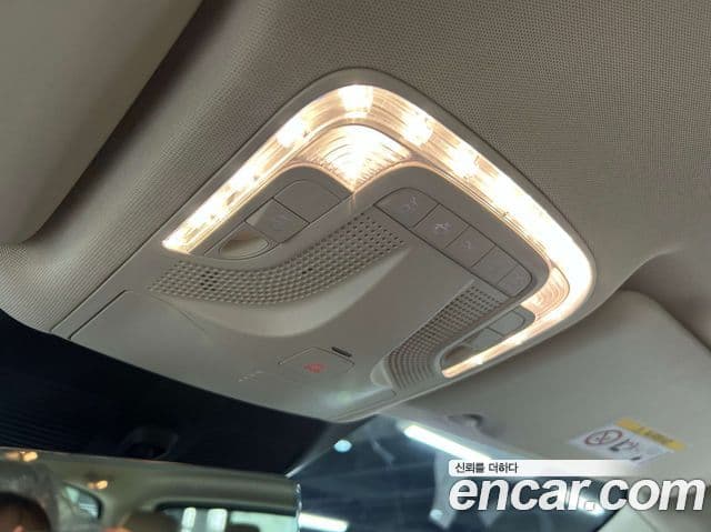 Mercedes-Benz V-Class 2025 — Photo 10/20