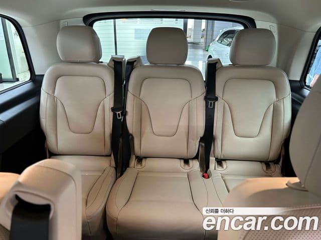 Mercedes-Benz V-Class 2025 — Photo 6/20