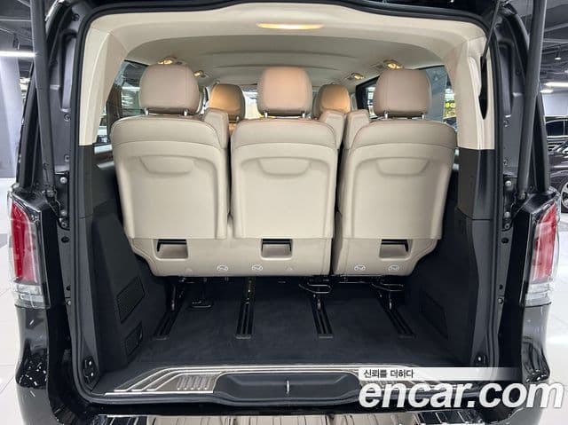 Mercedes-Benz V-Class 2025 — Photo 16/20