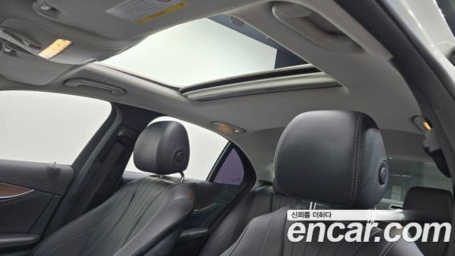 Mercedes-Benz E-Class 2018 — ფოტო 18/20