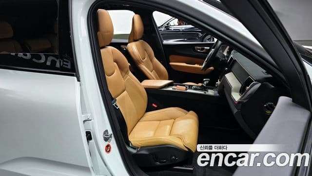 Volvo XC60 2020 — Şəkil 8/20