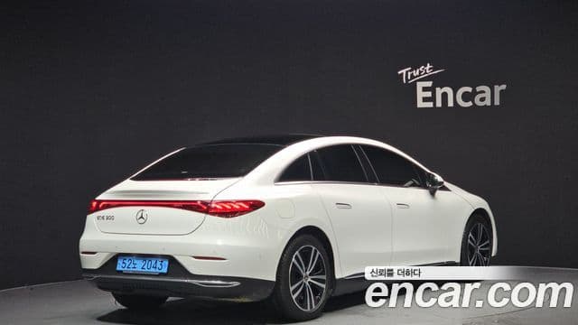 Mercedes-Benz EQE 2023 — ფოტო 18/20