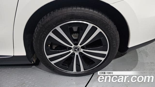 Mercedes-Benz EQE 2023 — ფოტო 16/20