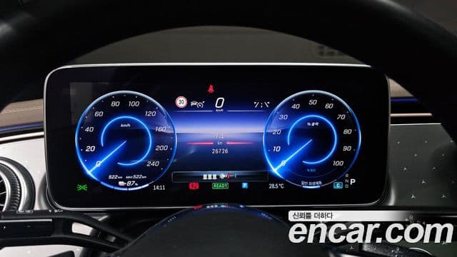 Mercedes-Benz EQE 2023 — ფოტო 7/20