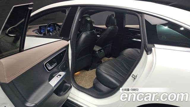 Mercedes-Benz EQE 2023 — ფოტო 15/20