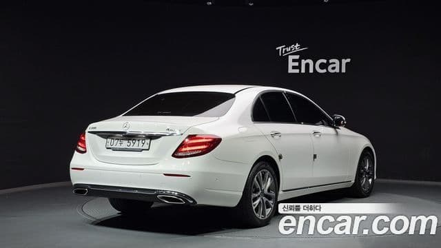 Mercedes-Benz E-Class 2018 — Photo 9/20