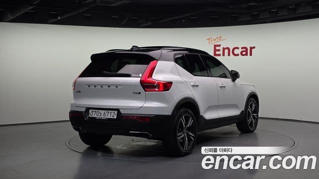 Volvo XC40 2019 — ფოტო 1/20
