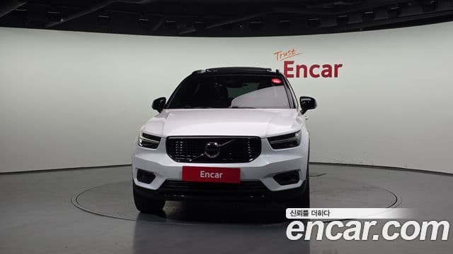 Volvo XC40 2019 — ფოტო 2/20