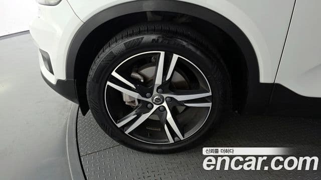 Volvo XC40 2019 — ფოტო 4/20