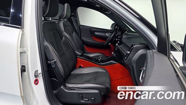 Volvo XC40 2019 — ფოტო 9/20