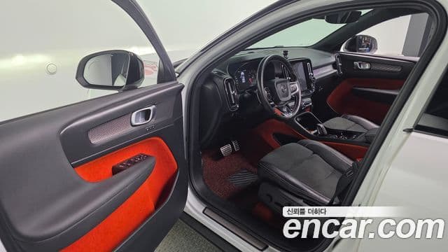 Volvo XC40 2019 — ფოტო 11/20
