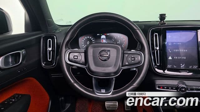Volvo XC40 2019 — ფოტო 13/20