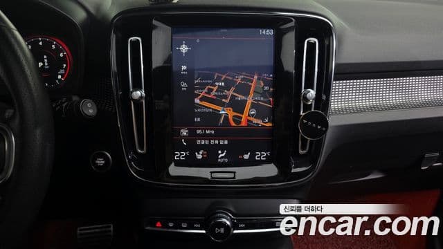 Volvo XC40 2019 — ფოტო 14/20