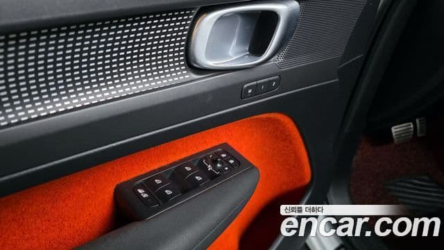 Volvo XC40 2019 — ფოტო 17/20