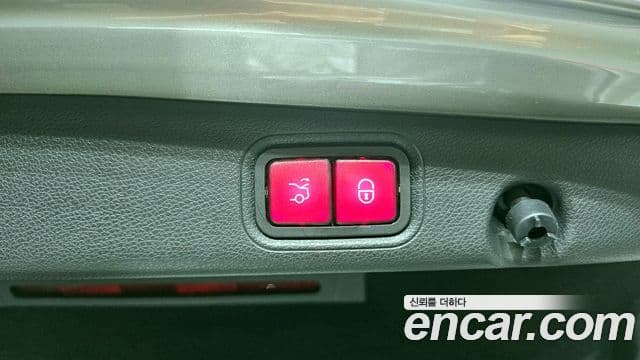 Mercedes-Benz E-Class 2021 — ფოტო 18/20