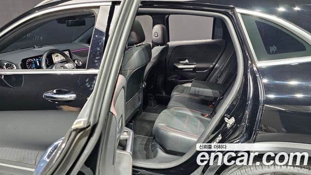 Mercedes-Benz GLA-Class 2023 — Photo 3/20