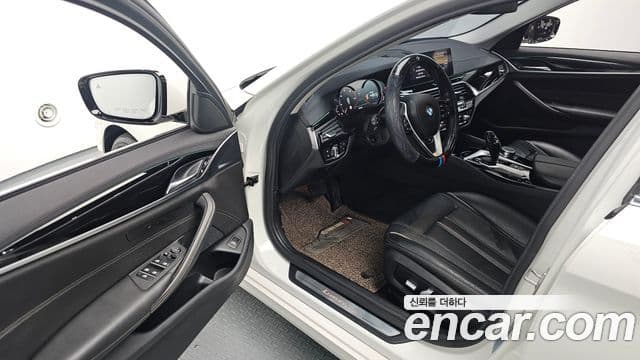 BMW 5 Series 2018 — ფოტო 12/20