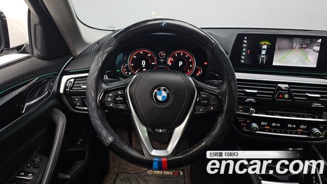 BMW 5 Series 2018 — ფოტო 14/20