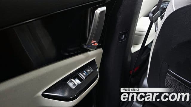 Kia Carnival 2023 — ფოტო 18/20