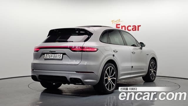 Porsche Cayenne 2021 — ფოტო 2/20