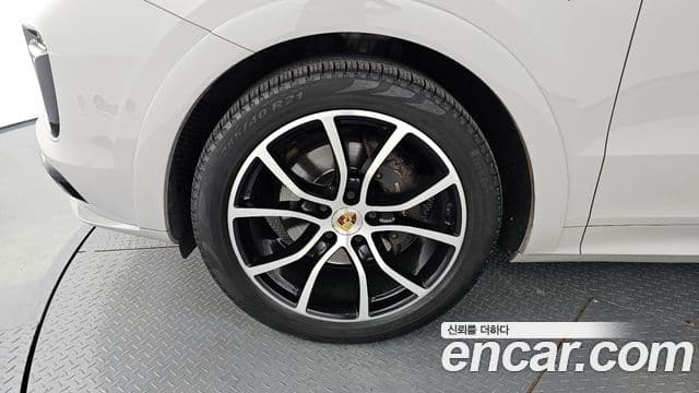 Porsche Cayenne 2021 — ფოტო 5/20