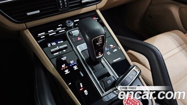 Porsche Cayenne 2021 — ფოტო 9/20