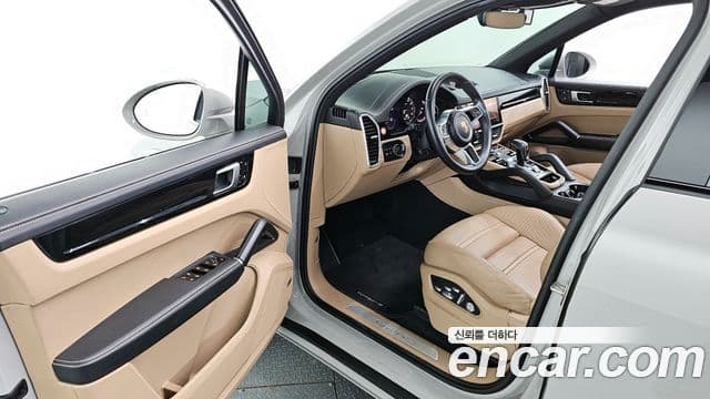 Porsche Cayenne 2021 — ფოტო 10/20